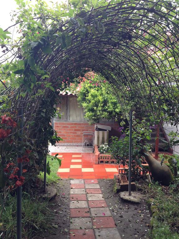 Hostal El Parque Tababela Ngoại thất bức ảnh