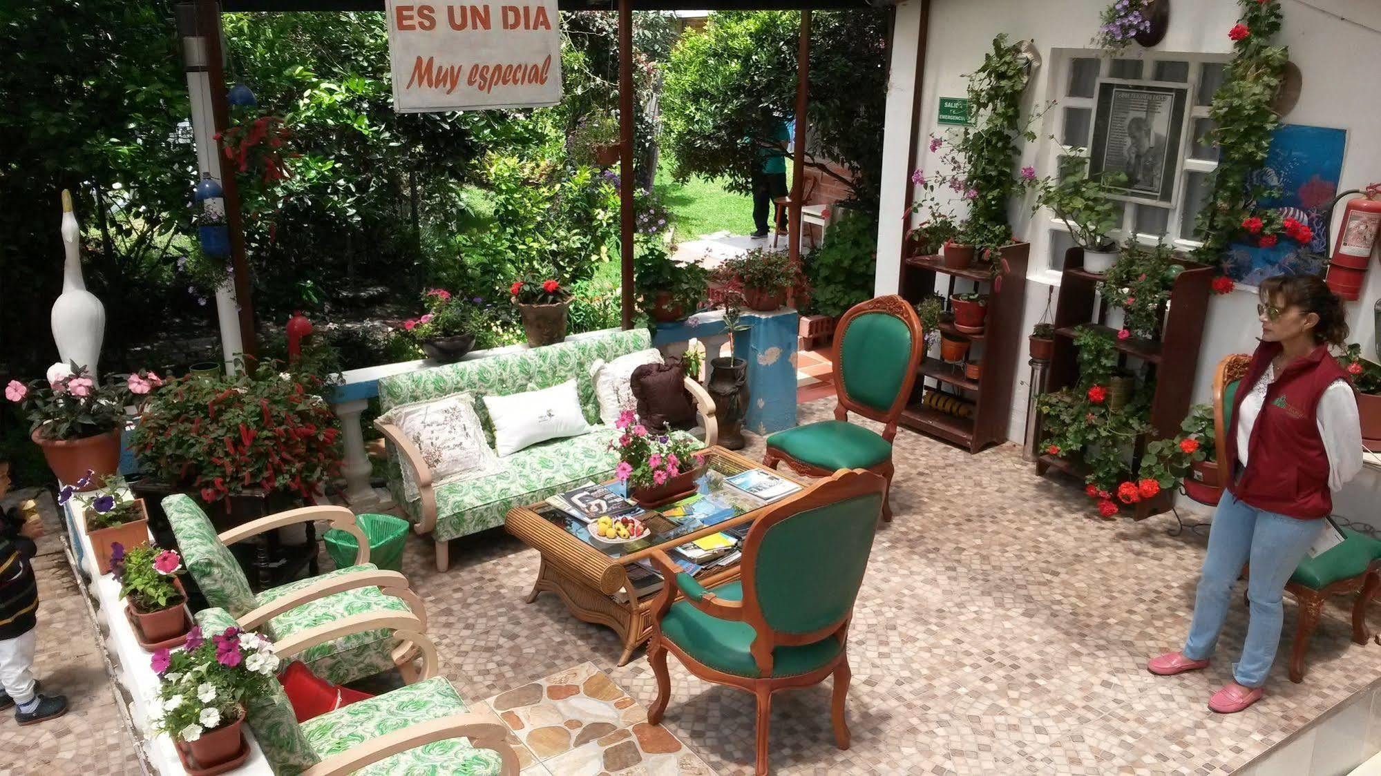 Hostal El Parque Tababela Ngoại thất bức ảnh