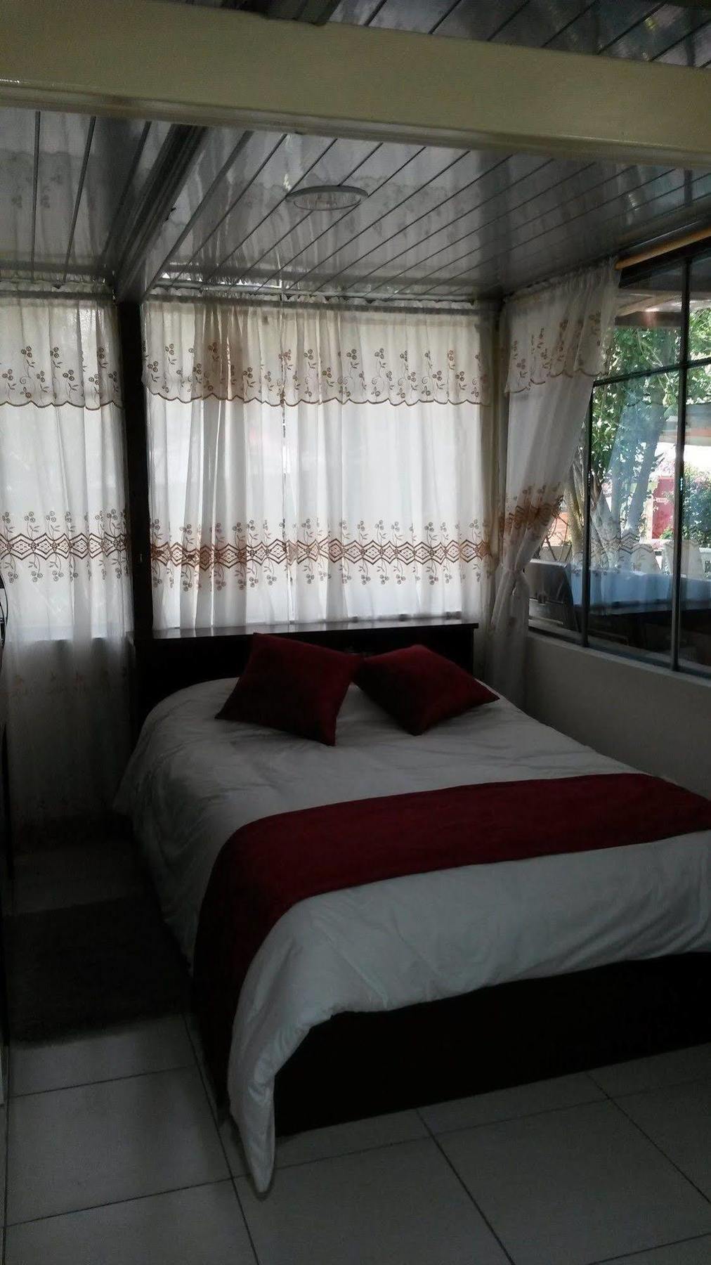 Hostal El Parque Tababela Ngoại thất bức ảnh