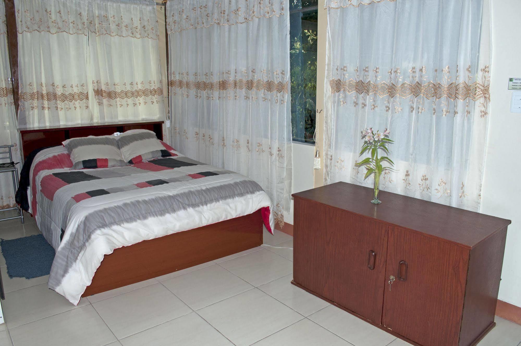 Hostal El Parque Tababela Ngoại thất bức ảnh