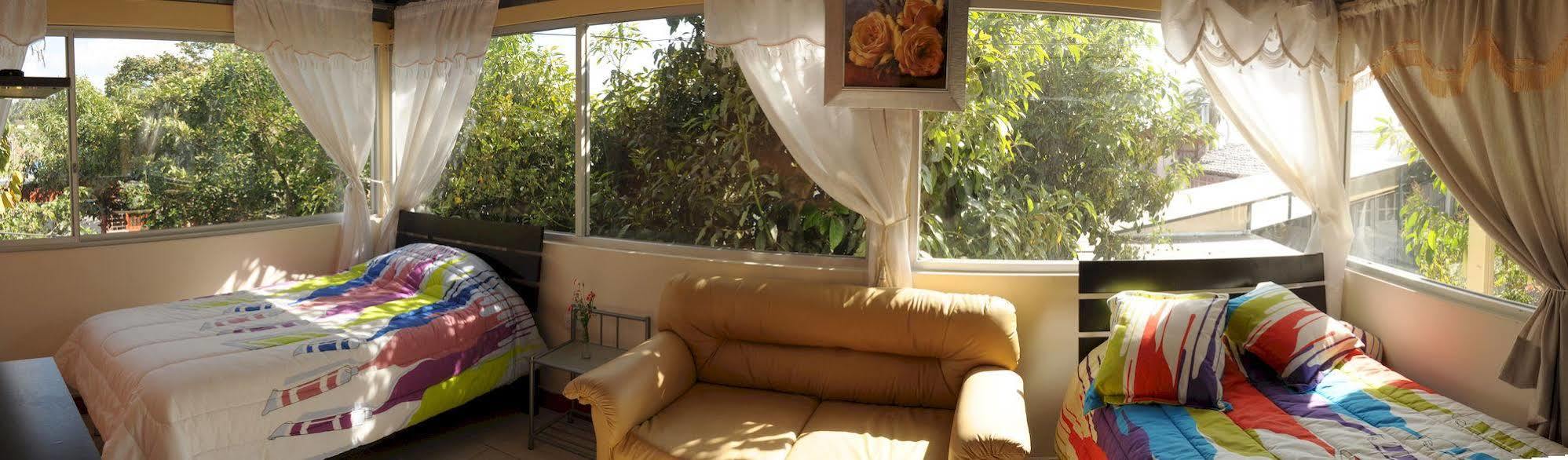 Hostal El Parque Tababela Ngoại thất bức ảnh